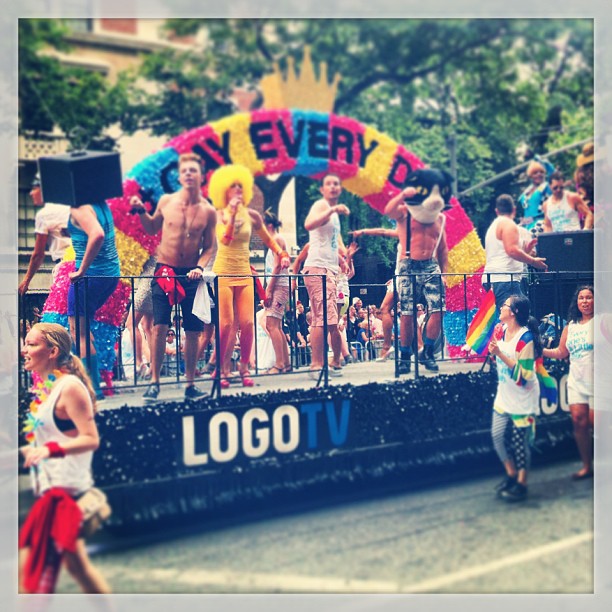 Happy Prid – Rainbow logo tv