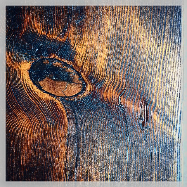 A stained table’s eye 
